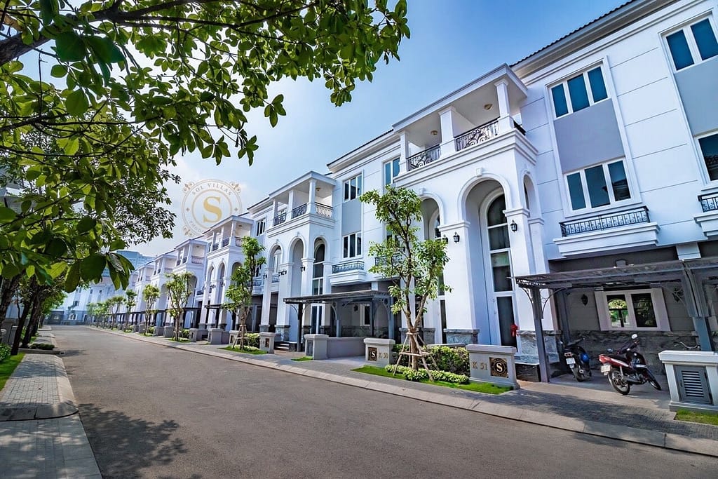 Compound Sol Villas, Căn góc 2 mặt tiền, Gần hồ bơi, Kẹt tiền bán giá tốt